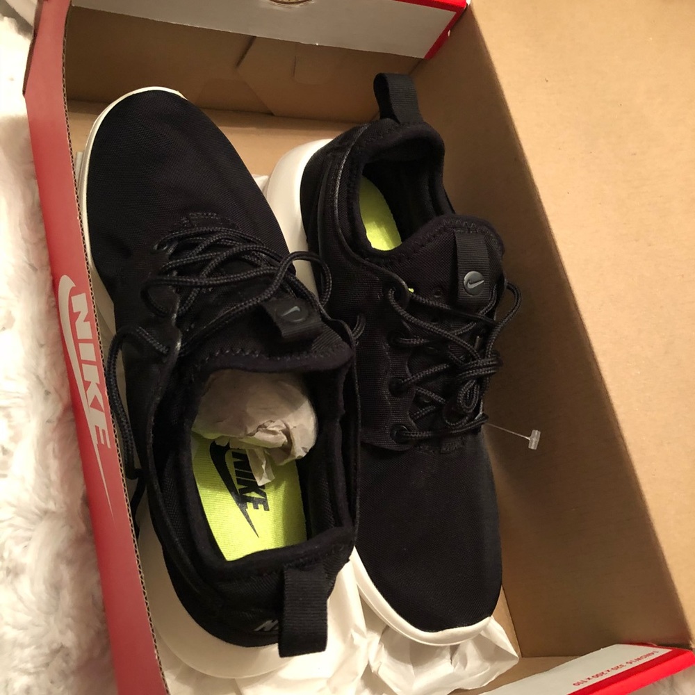 NIKE ROSHES